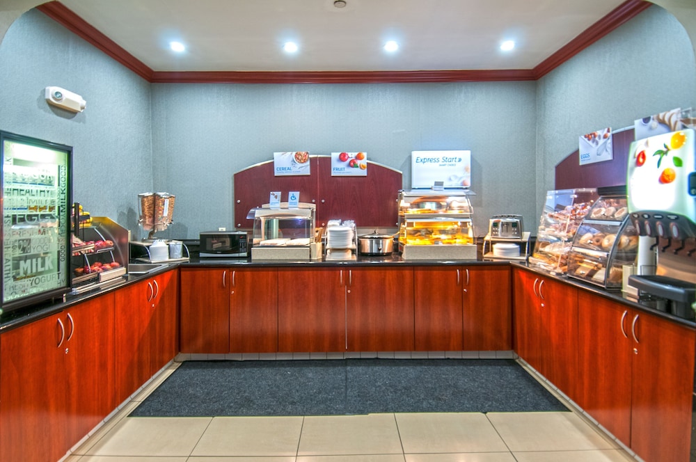 Holiday Inn Express and Suites Bakersfield Central by IHG - photo 34