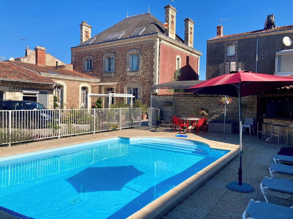 Villa des roses — 4-Star Luxury Hotel in Lucon, France
