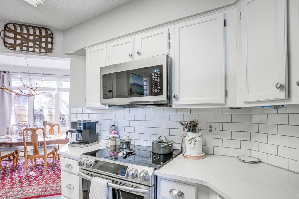 Modern Townhome at Wintergreen Resort - photo 15