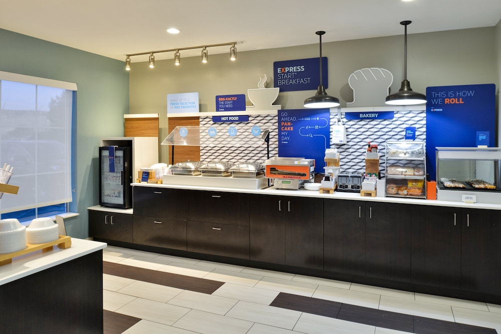 Holiday Inn Express Suites Farmington - photo 65
