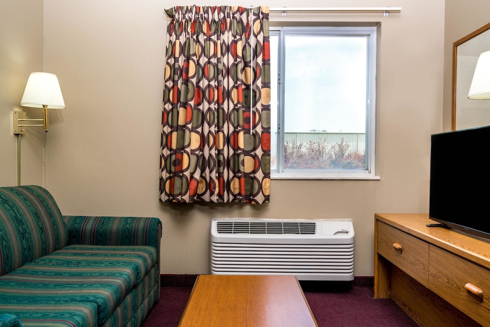 Super 8 by Wyndham Beresford - photo 8