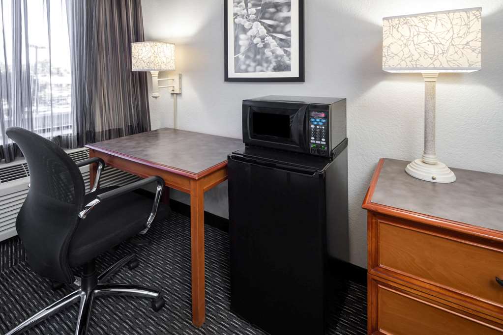 La Quinta Inn & Suites by Wyndham Buena Park - photo 30