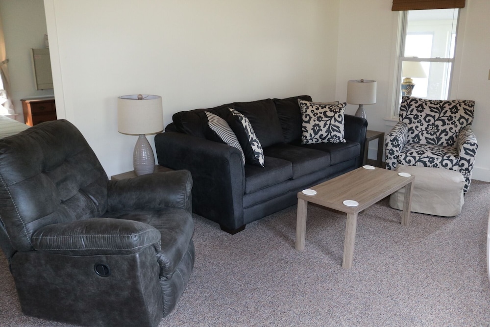 West Winds Motel & Cottages - photo 80