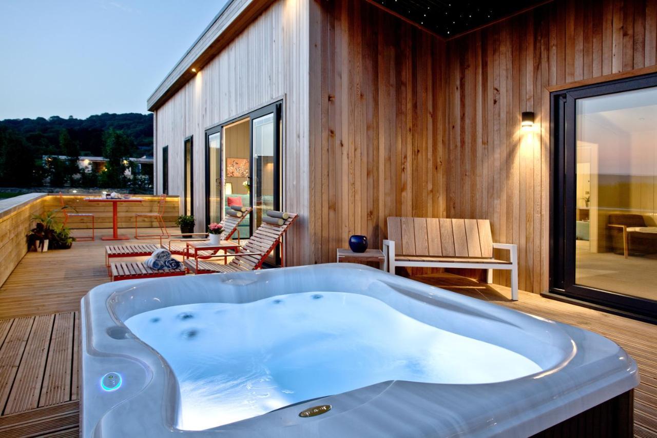 Nyland Lodge Hot Tub Fireplace Free Parking & WiFi — 4-Star Luxury Hotel in Cheddar, United Kingdom