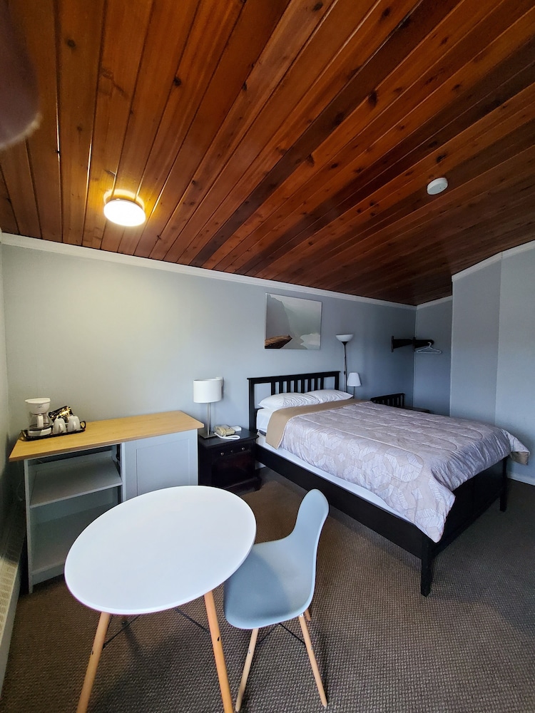 Bio Vista Motel — Wainwright
