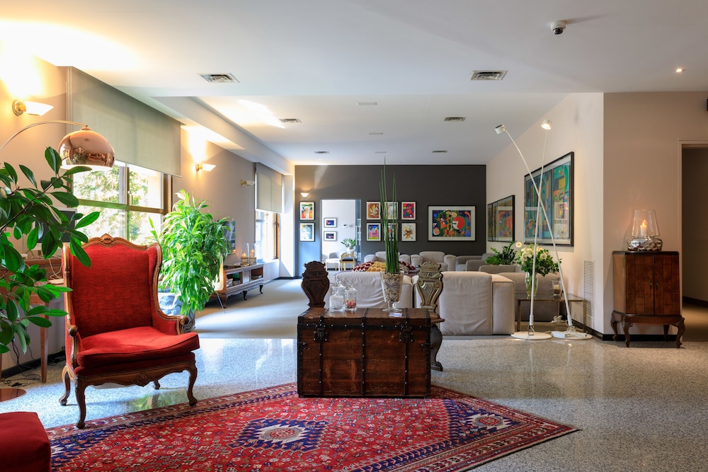 Brianteo Hotel And Restaurant — 4-Star Luxury Hotel in Burago Di Molgora, Italy