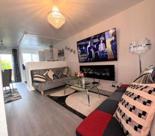 Milton Keynes Luxury Short Stay House with WIFI and Free Parking — 4-Star Luxury Hotel in Milton Keynes, United Kingdom