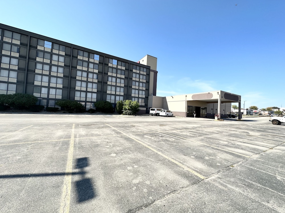 Ramada by Wyndham Cedar Rapids - photo 33