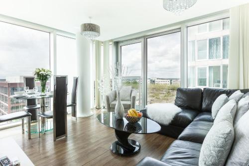2 Bedroom 2 Bathroom Apartment in Central Milton Keynes with Free Parking Contractors Relocation Business Travellers — 4-Star Luxury Hotel in Milton Keynes, United Kingdom