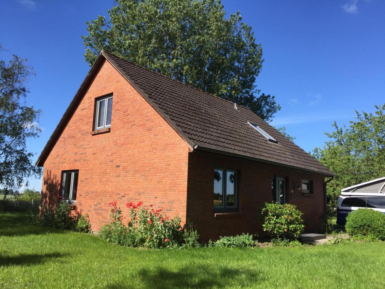 Ferienhaus mit Garten in Nordseenähe — hotel in Langenhorn