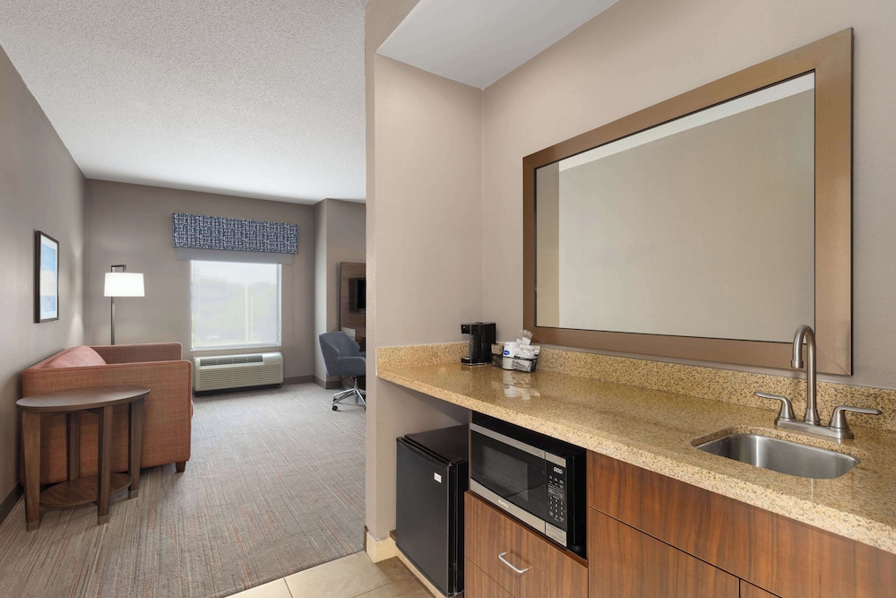 Hampton Inn & Suites Harrisburg North - photo 12