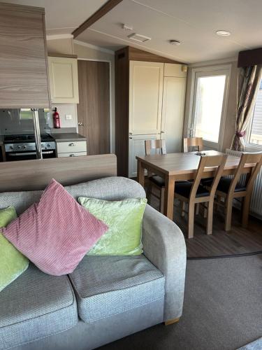 3 Bedroomed Caravan With Amazing Sea Views