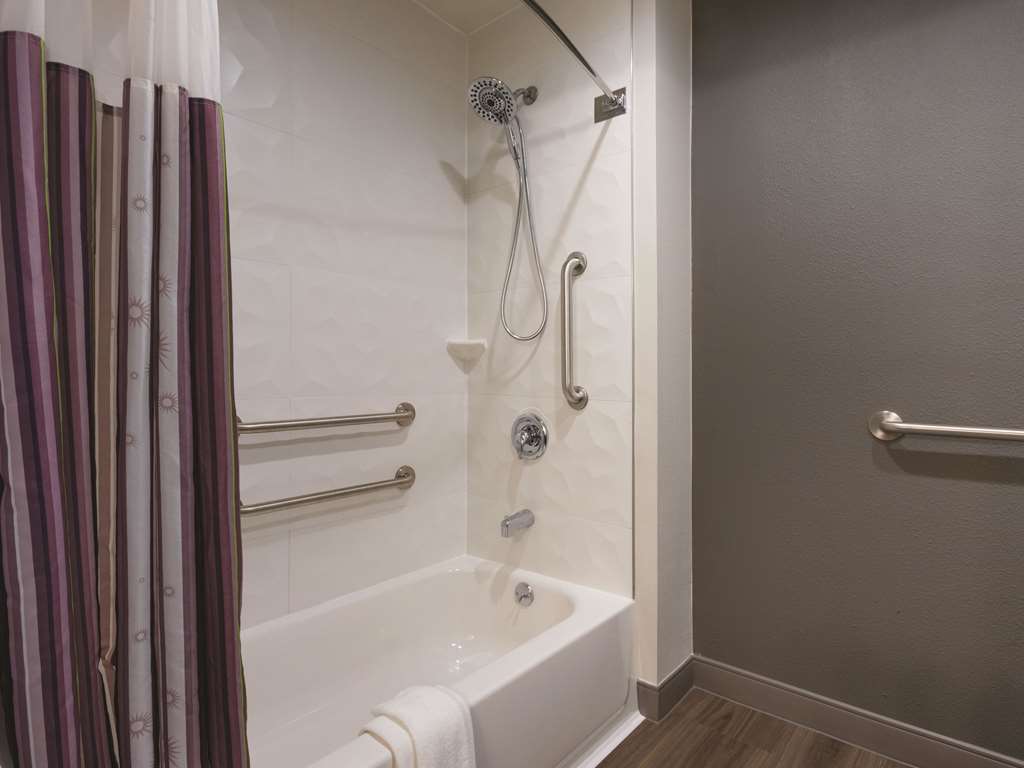 La Quinta Inn & Suites by Wyndham Hartford Bradley Airport - photo 23
