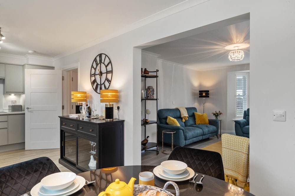 Cottage Mews Seaside Cottage Parking Terrace — 4-Star Luxury Hotel in Tenby, United Kingdom