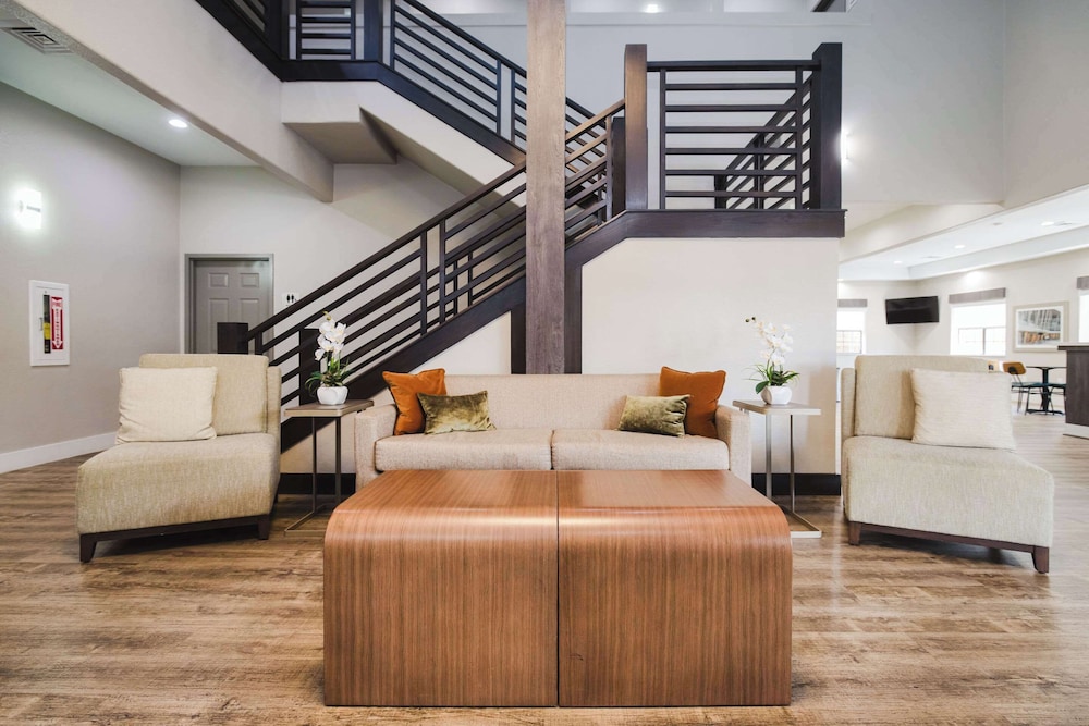 Quality Suites Houston Hobby Airport - photo 4