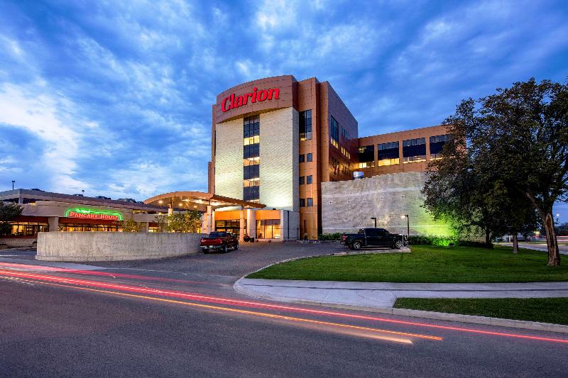 Clarion Hotel & Suites Winnipeg Airport — 4-Star Luxury Hotel in Winnipeg, Canada