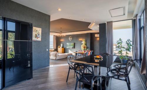 Entire House Cityscape Retreat: The View
