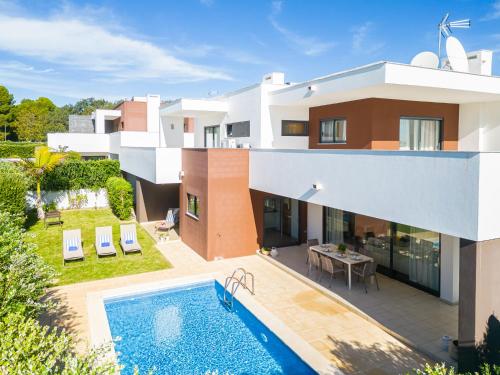 Villas Novochoro Large Garden Heatable Pool by DreamvillasAlbufeira — 4-Star Luxury Hotel in Albufeira, Portugal