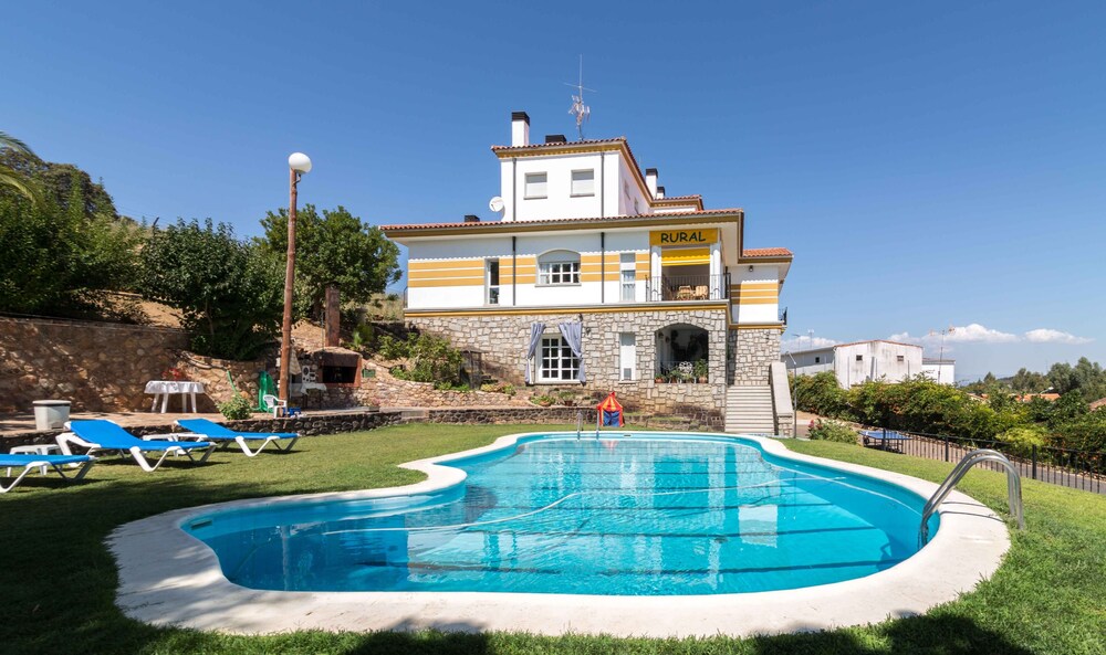 Casa Rural Casa Valdecaballeros — 4-Star Luxury Hotel in Valdecaballeros, Spain
