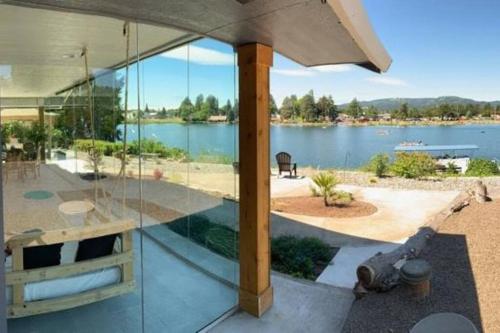 Lakefront House 4300sqft With Private Dock — 4-Star Luxury Hotel in Woodland, United States