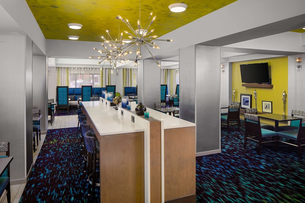 Hampton Inn & Suites Nashville Airport - photo 4