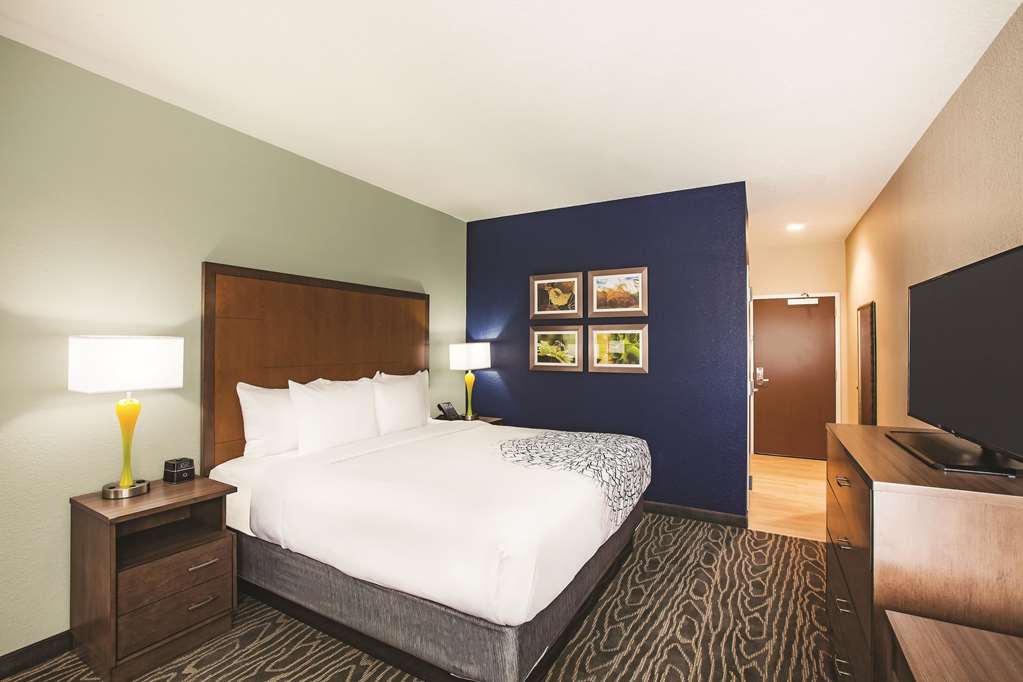 La Quinta Inn & Suites by Wyndham Wichita Northeast - photo 15