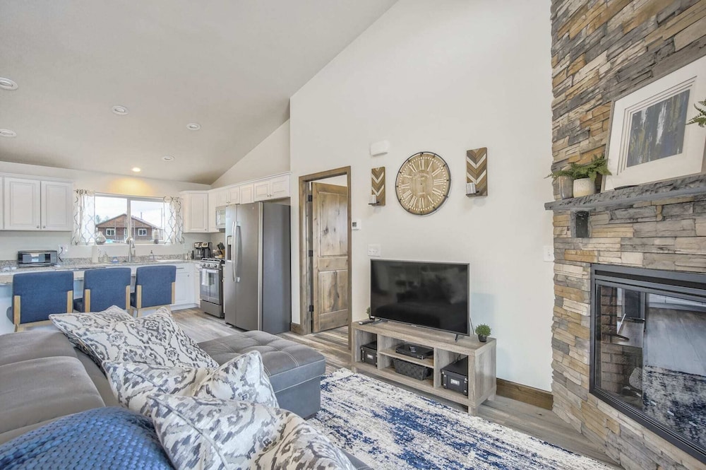 2BD Mtn Family Getaway w King Suite — 4-Star Luxury Hotel in Florissant, United States