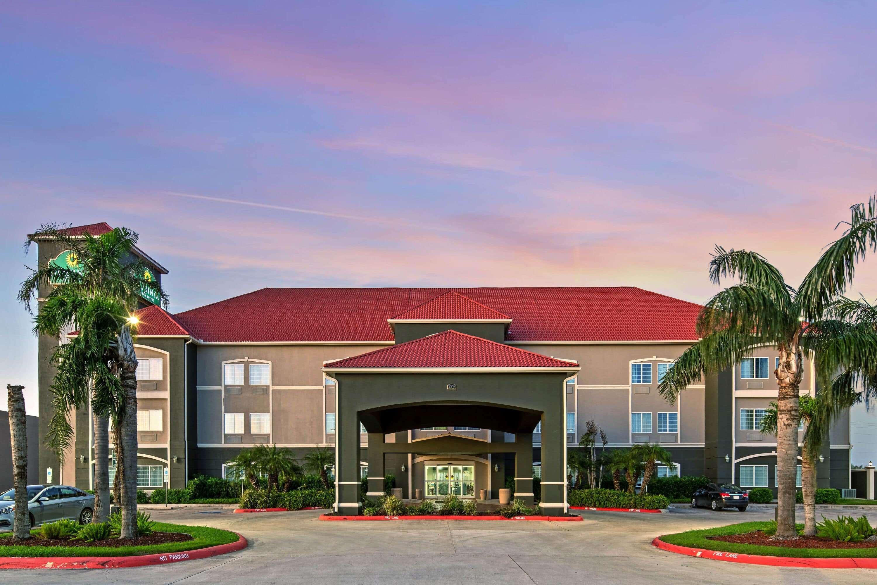 La Quinta Inn & Suites by Wyndham Mercedes Outlet Mall - photo 7