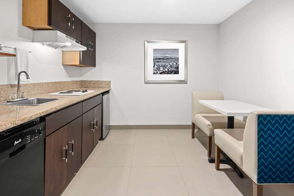 La Quinta Inn & Suites by Wyndham Portland NW - photo 14
