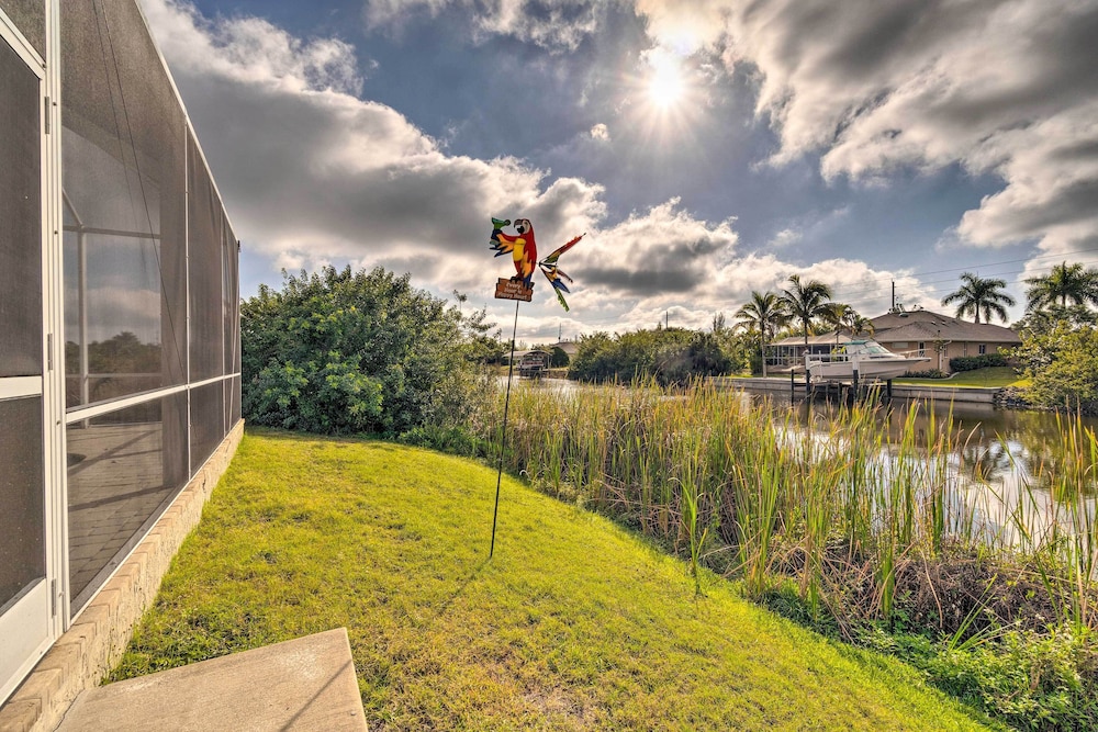 Port Charlotte Canalfront Home with Pool and Dry Bar — 4-Star Luxury Hotel in Port Charlotte, United States