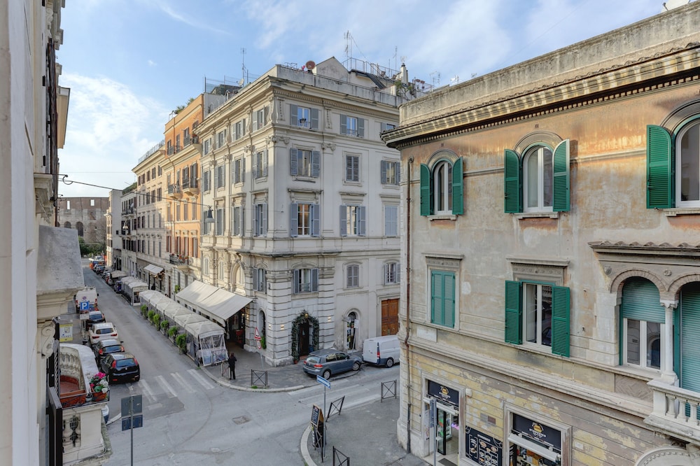 Appartamento Santi Quattro 1 E 2 Colosseo — 4-Star Luxury Hotel in Rome, Italy