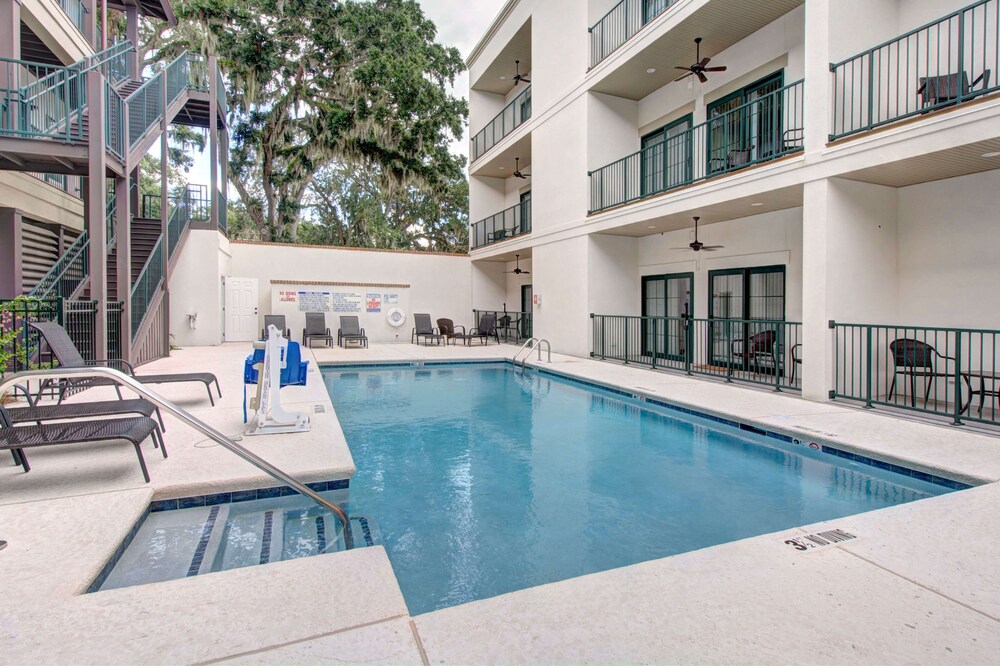 400 Ocean Blvd. #1206 by Hodnett Cooper — 4-Star Luxury Hotel in Saint Simons Island, United States