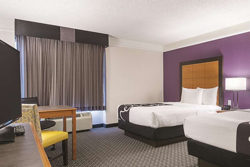 La Quinta Inn & Suites by Wyndham Ontario Airport - photo 37