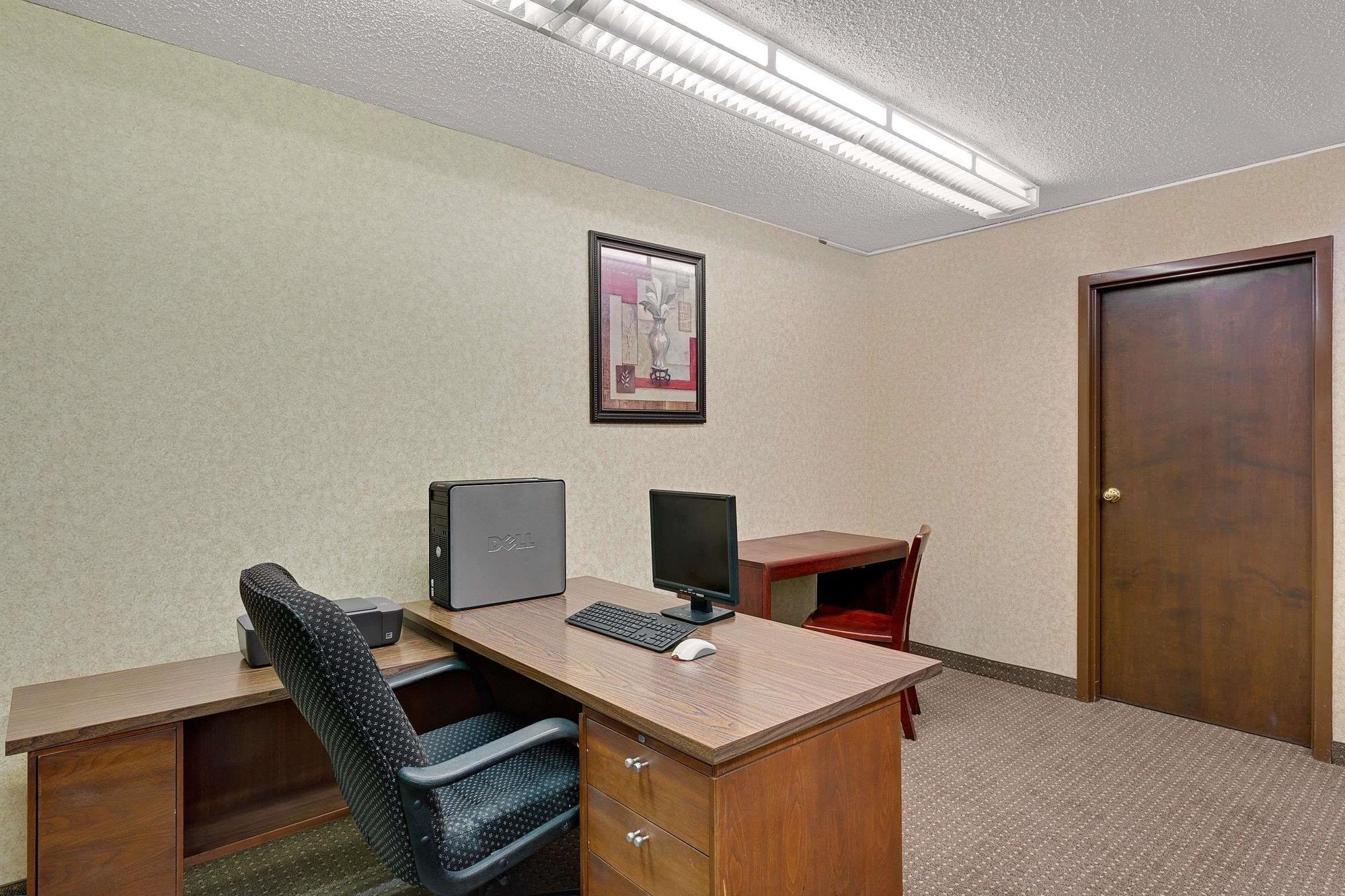 Ramada Mitchell Hotel and Conference Center — hotel in Mitchell