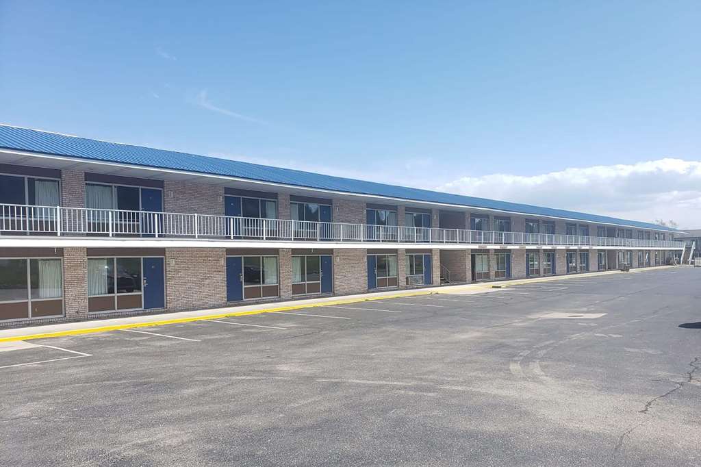 Days Inn & Suites by Wyndham St. Ignace Lakefront - photo 3