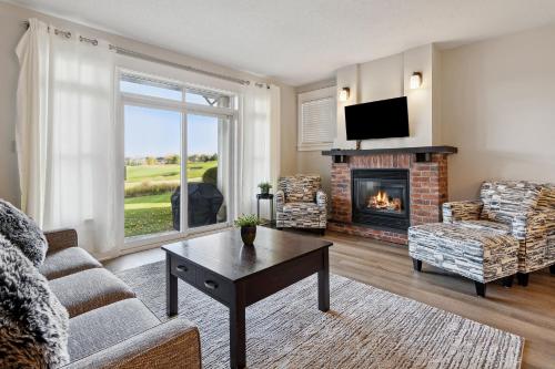 2 Bedroom Condo only steps to the Village — 4-Star Luxury Hotel in Collingwood, Canada