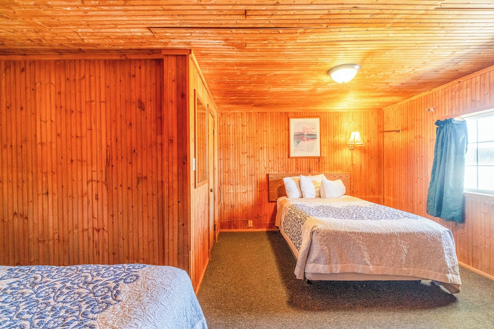 Green Acre Motel by OYO Near Rush County Airport - photo 21