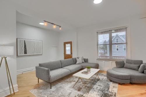 Modern and Spacious Four Bedroom House in Pittsburgh with Parking — 4-Star Luxury Hotel in Pittsburgh, United States