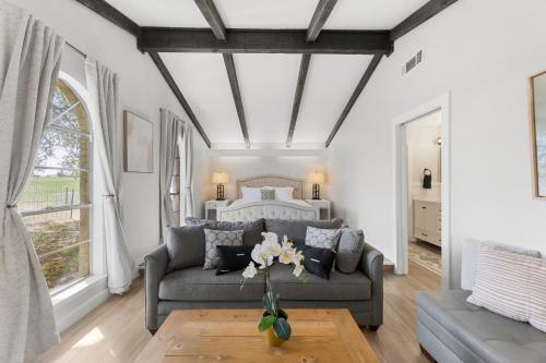 Farm Retreat with Jacuzzi Fire Pit Mini Goats Mini Ponies and Mini Cows in San Marcos, United States