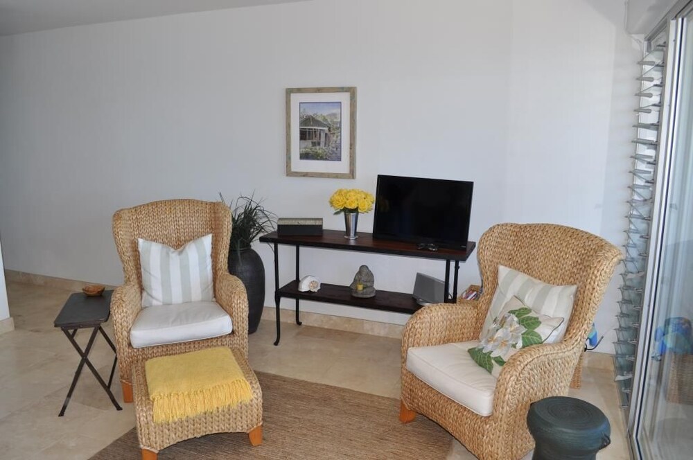 Lahaina Roads 309 by RedAwning - photo 14