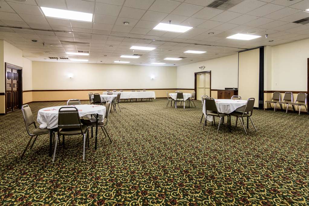 Econo Lodge Inn & Suites Conference Center - photo 24