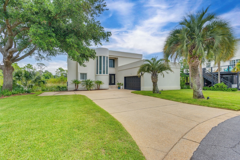 Luxe Gulf Breeze Home with Patios 4 Mi to Beaches — 4-Star Luxury Hotel in Gulf Breeze, United States