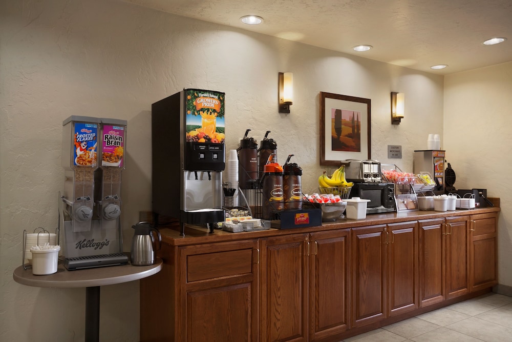 Super 8 by Wyndham Woodburn - photo 4