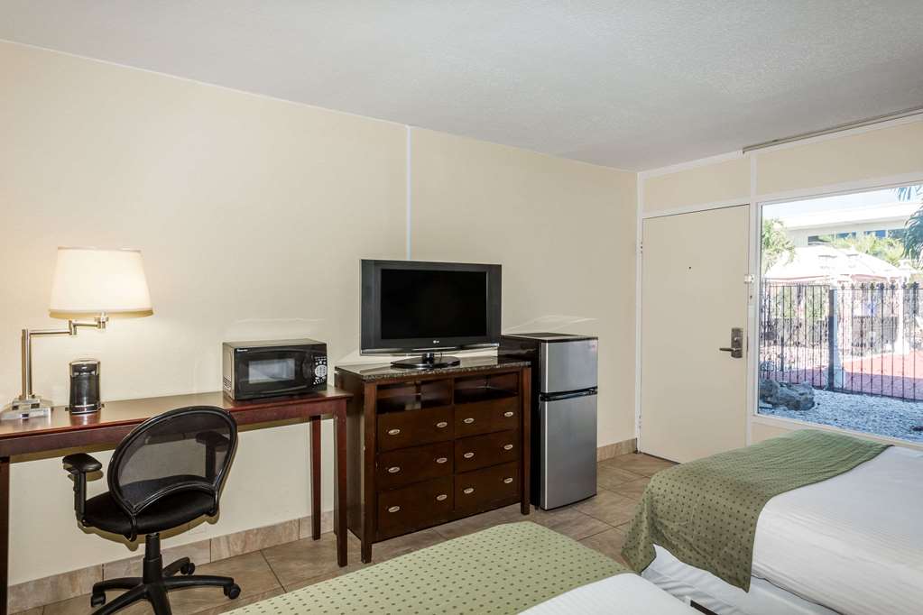 Days Inn by Wyndham St. Petersburg Tampa Bay Area - photo 6