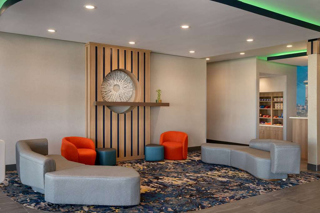 La Quinta Inn & Suites by Wyndham San Antonio Seaworld LAFB - photo 4