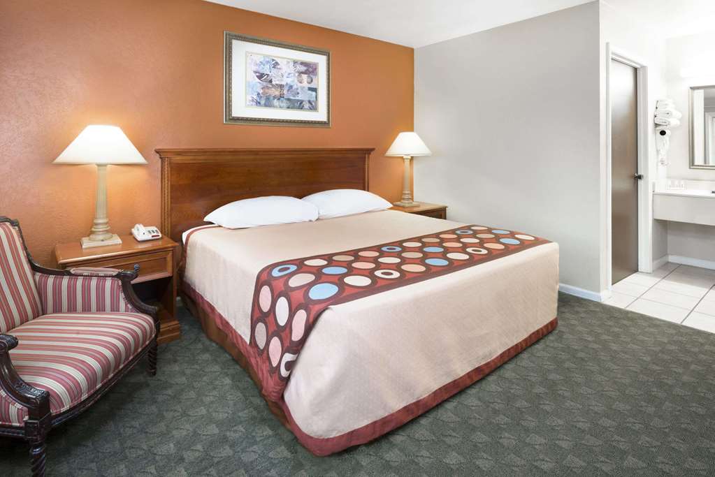 Super 8 by Wyndham Taylorville IL - photo 15