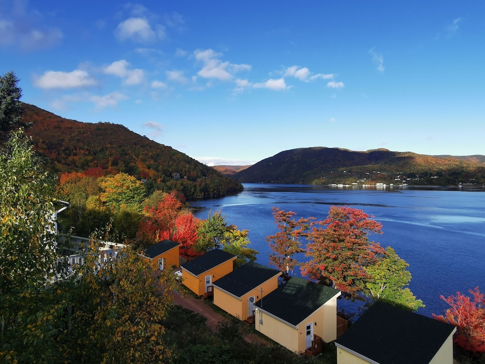Knotty Pine Cottages - carbon neutral hotel in Unknown City