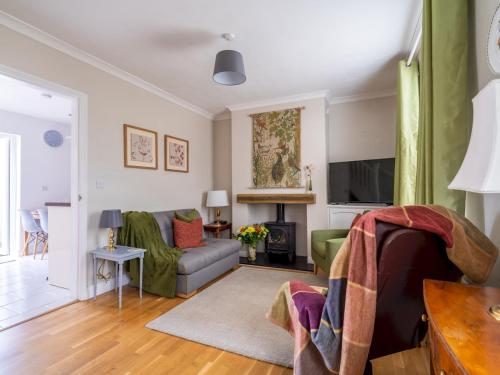 Bath Road Retreat 2 bedrooms with garden Pass the Keys in Cheltenham, United Kingdom