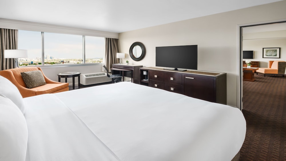 Crowne Plaza Phoenix Airport PHX by IHG - photo 10