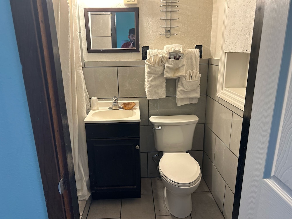 Hillcrest Motel By OYO Aurora IN Near Lawrenceburg - photo 27